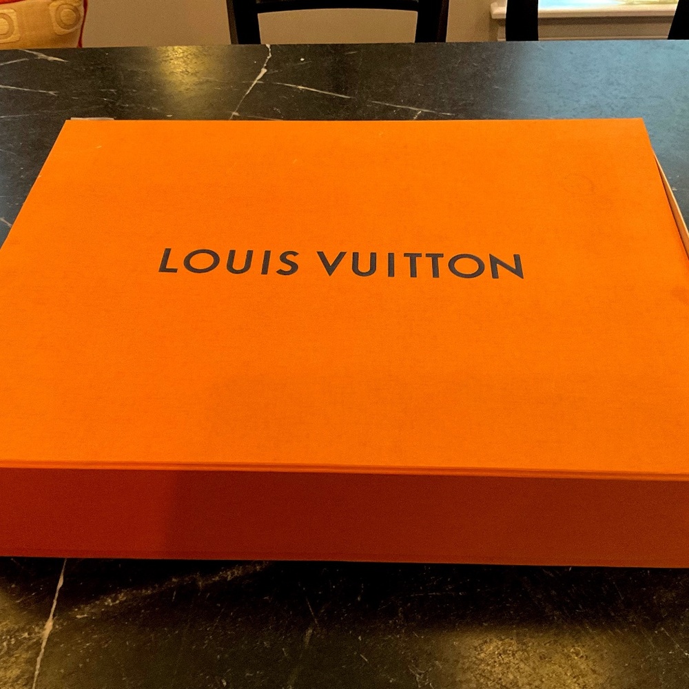Large Louis Vuitton box 23x16x5